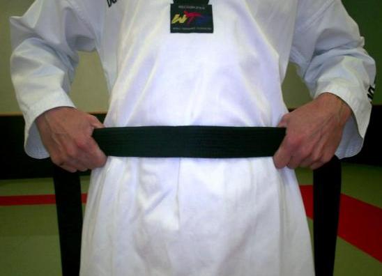 Repérez le milieu de votre ceinture et placez le au niveau de votre nombril.